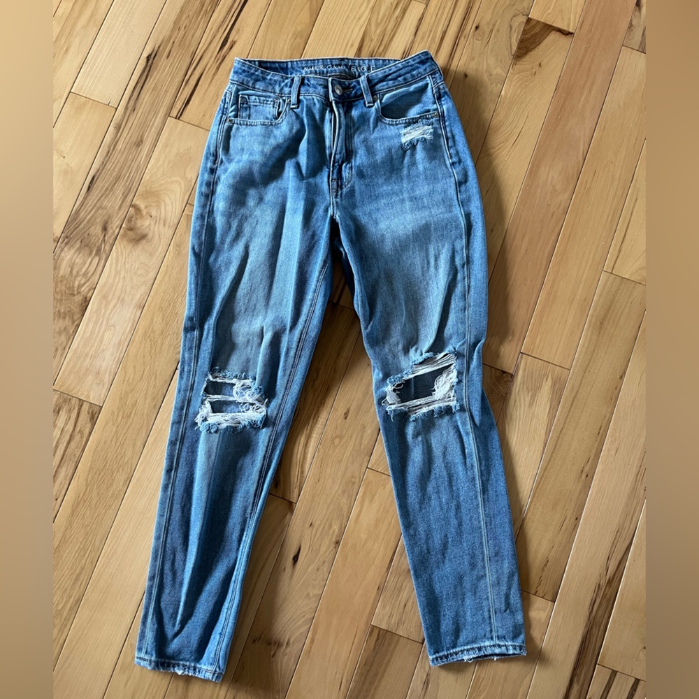 American Eagle Ripped Mom Jean (Medium Wash)